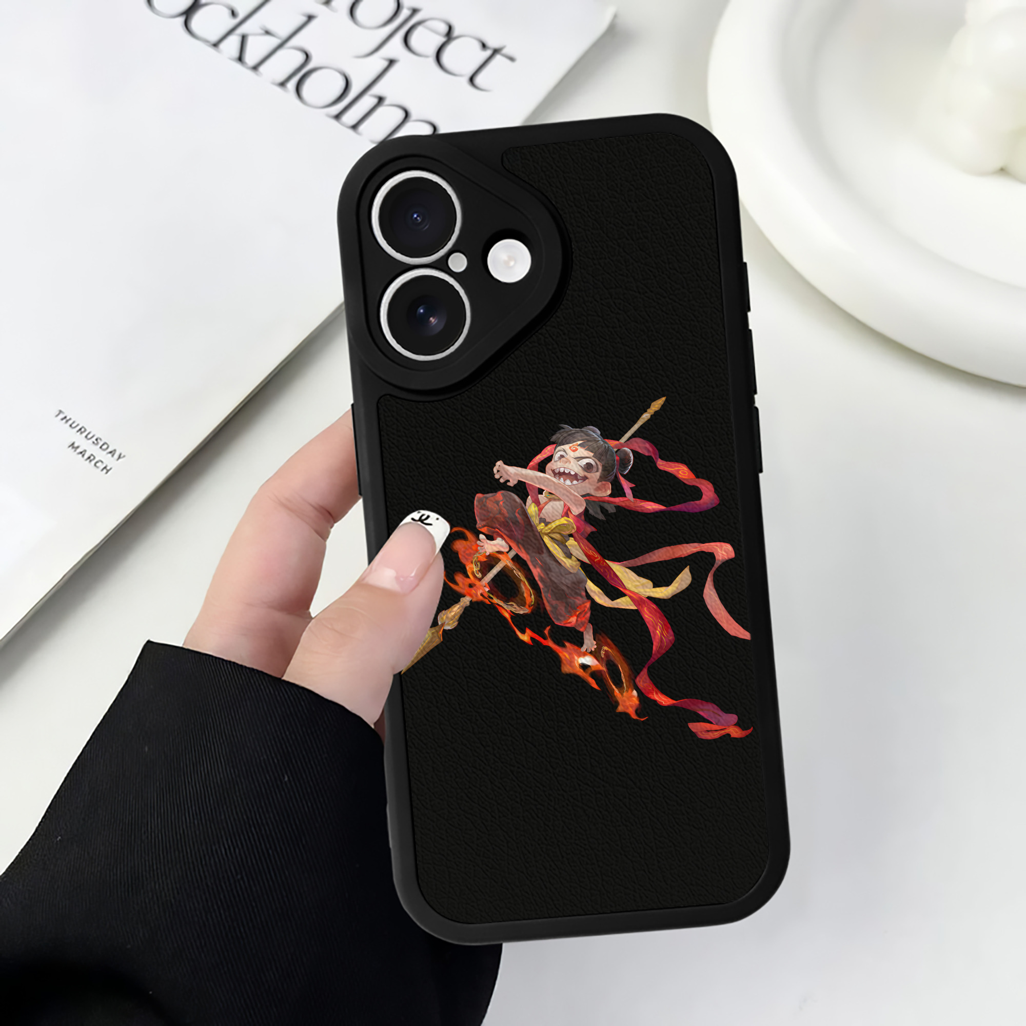 （画像用） Ne Zha 2 ナタ 魔童の大暴れ 【iPhone 16シリーズ対応】シリコンスマホケース（レザー調） 材質：シリコン